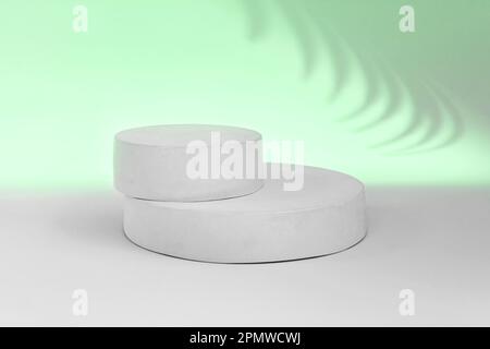 Podium für Kosmetik, Seife, Artikelpräsentation. Abstrakte Minimale Geometrische Kugel. Zylinder Zwei Formen Weicher Schatten. Anzuzeigende Szene Produkt, Objekt, Anzeigen Stockfoto