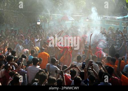 Dhaka, Bangladesch. 13. April 2023. hindu-Anhänger von Bangladesch feiern das Lal-Kach-Festival am 14. April 2023 in Dhaka, Bangladesch. Am letzten Tag des bengalischen Jahres kommt die Hindu-Gemeinde zu einem Festival zusammen, das der Verehrung von Lord Shiva und Parvati gewidmet ist. Foto: Habibur Rahman/ABACAPRESS.COM Kredit: Abaca Press/Alamy Live News Stockfoto