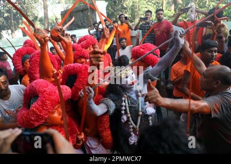 Dhaka, Bangladesch. 13. April 2023. hindu-Anhänger von Bangladesch feiern das Lal-Kach-Festival am 14. April 2023 in Dhaka, Bangladesch. Am letzten Tag des bengalischen Jahres kommt die Hindu-Gemeinde zu einem Festival zusammen, das der Verehrung von Lord Shiva und Parvati gewidmet ist. Foto: Habibur Rahman/ABACAPRESS.COM Kredit: Abaca Press/Alamy Live News Stockfoto