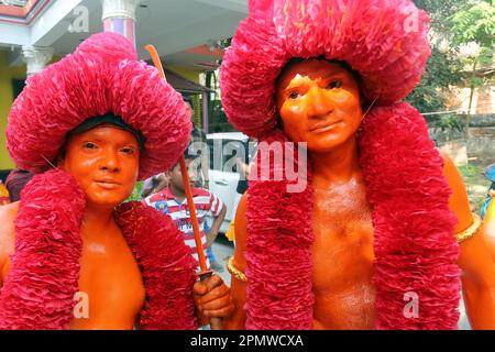 Dhaka, Bangladesch. 13. April 2023. hindu-Anhänger von Bangladesch feiern das Lal-Kach-Festival am 14. April 2023 in Dhaka, Bangladesch. Am letzten Tag des bengalischen Jahres kommt die Hindu-Gemeinde zu einem Festival zusammen, das der Verehrung von Lord Shiva und Parvati gewidmet ist. Foto: Habibur Rahman/ABACAPRESS.COM Kredit: Abaca Press/Alamy Live News Stockfoto