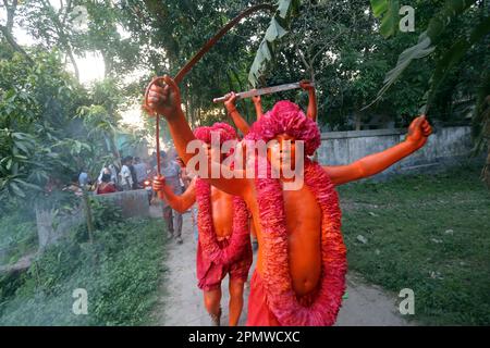 Dhaka, Bangladesch. 13. April 2023. hindu-Anhänger von Bangladesch feiern das Lal-Kach-Festival am 14. April 2023 in Dhaka, Bangladesch. Am letzten Tag des bengalischen Jahres kommt die Hindu-Gemeinde zu einem Festival zusammen, das der Verehrung von Lord Shiva und Parvati gewidmet ist. Foto: Habibur Rahman/ABACAPRESS.COM Kredit: Abaca Press/Alamy Live News Stockfoto