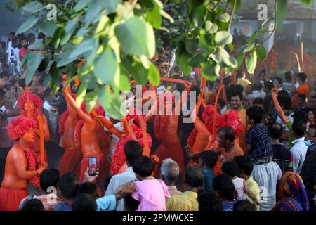 Dhaka, Bangladesch. 13. April 2023. hindu-Anhänger von Bangladesch feiern das Lal-Kach-Festival am 14. April 2023 in Dhaka, Bangladesch. Am letzten Tag des bengalischen Jahres kommt die Hindu-Gemeinde zu einem Festival zusammen, das der Verehrung von Lord Shiva und Parvati gewidmet ist. Foto: Habibur Rahman/ABACAPRESS.COM Kredit: Abaca Press/Alamy Live News Stockfoto