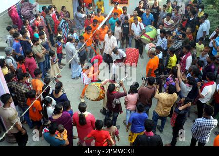 Dhaka, Bangladesch. 13. April 2023. hindu-Anhänger von Bangladesch feiern das Lal-Kach-Festival am 14. April 2023 in Dhaka, Bangladesch. Am letzten Tag des bengalischen Jahres kommt die Hindu-Gemeinde zu einem Festival zusammen, das der Verehrung von Lord Shiva und Parvati gewidmet ist. Foto: Habibur Rahman/ABACAPRESS.COM Kredit: Abaca Press/Alamy Live News Stockfoto