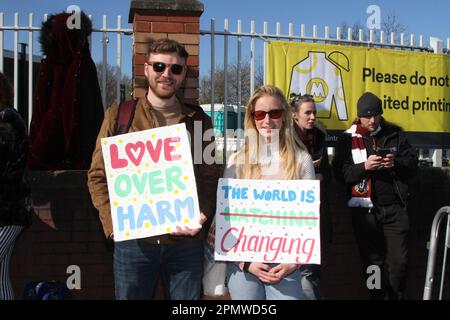 Animal Rising Action for Animals Protestgruppe, die den Grand National stört. Tierschützer in Liverpool, Merseyside, Großbritannien. April 2023. Grand National Meeting Aintree Demonstrationen und Opposition am Haupteingang der Aintree Racecourse. Stockfoto