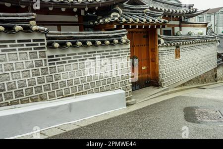 Hanok ist ein traditionelles Haus in Südkorea. Das Dorf Bukchon Hanok ist eines der berühmten Hanok-Dörfer in Seoul, Südkorea Stockfoto