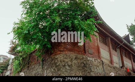 Hanok ist ein traditionelles Haus in Südkorea. Das Dorf Bukchon Hanok ist eines der berühmten Hanok-Dörfer in Seoul, Südkorea Stockfoto