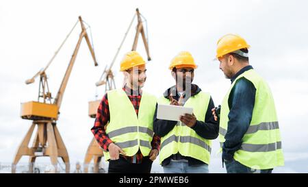 Mitarbeiter verschiedener Rassen, die auf der Baustelle mit einem Tablet-Computer arbeiten - Business Transportation - Fokus auf dem indischen Männergesicht Stockfoto