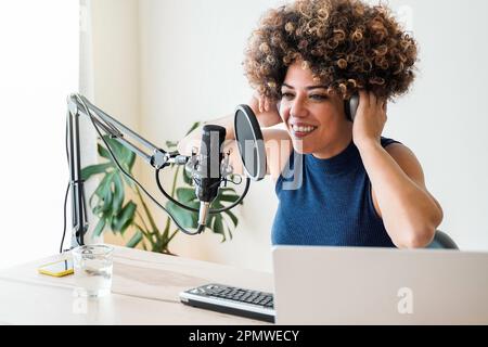 Afrikanische Gastgeberin nimmt Podcast mit Mikrofon im Heimstudio auf - Business, Podcaster-Technologie-Konzept Stockfoto