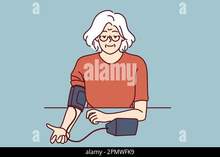 Ältere Frau verwendet Tonometer, um den Blutdruck zu messen und auf Symptome von Bluthochdruck zu prüfen. Die grauhaarige Großmutter misst unabhängig den Blutdruck und kümmert sich um die eigene Gesundheit Stock Vektor