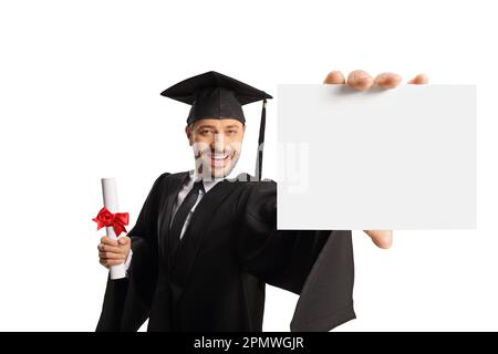 Lächelnder männlicher Student in einem Abschlusskleid mit einem Diplom und einer leeren Karte isoliert auf weißem Hintergrund Stockfoto