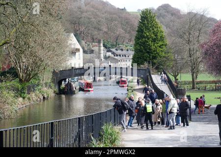 Catherine Cawood in gefälschter Polizeiuniform, Führung durch Drehorte rund um die Hebdenbrücke, die in der TV-Show Happy Valley verwendet wurde Stockfoto