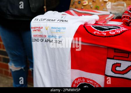 Sheffield, Großbritannien. 15. April 2023. Ein Fan-T-Shirt mit dem bevorstehenden Spiel zwischen Sheffield United und Manchester City während des Sky Bet Championship-Spiels Sheffield United gegen Cardiff City in Bramall Lane, Sheffield, Großbritannien, am 15. April 2023 (Foto von Ben Early/News Images) in Sheffield, Großbritannien, am 4./15. April 2023. (Foto: Ben Early/News Images/Sipa USA) Guthaben: SIPA USA/Alamy Live News Stockfoto