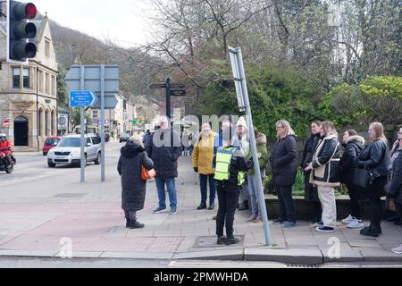 Catherine Cawood in gefälschter Polizeiuniform, Führung durch Drehorte rund um die Hebdenbrücke, die in der TV-Show Happy Valley verwendet wurde Stockfoto