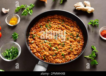 Keema Curry in der Pfanne vor dunklem Hintergrund. Indisches und pakistanisches Gericht. Nahaufnahme Stockfoto