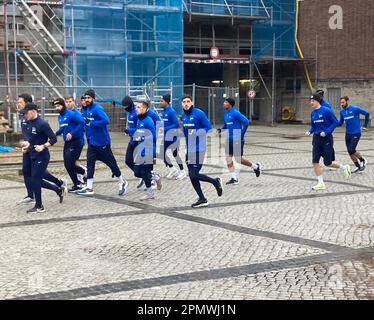 Berlin, Deutschland. 15. April 2023. Die Spieler des Bundesliga-Clubs Hertha BSC sind während des Regenerationstrainings auf dem Olympiagelände in Bewegung. Nach der Rückkehr von Schalke gibt es kein Regenerationstraining auf dem Platz bei Hertha BSC. Hertha hatte am Vortag in Schalke 2:5 Dollar verloren. (An dpa 'Hertha regeneriert und läuft - Entscheidung über Schwarz steht noch aus') Kredit: Arne Richter/dpa/Alamy Live News Stockfoto