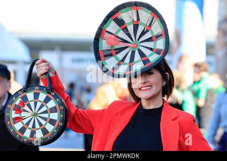 Dartboard-Motiv eines Rennfahrers bei Aintree vor dem Randox Grand National Festival 2023 Grand National Day auf der Aintree Racecourse, Liverpool, Großbritannien, 15. April 2023 (Foto von Conor Molloy/News Images) Stockfoto