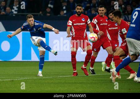 Gelsenkirchen, Deutschland, 1. Fussball Bundesliga 28. Spieltag FC Schalke 04 vs.Hertha BSC Berlin 5:2 am 14. 04. 2023 in der Veltins Arena auf Schalke in Gelsenkirchen Tim SKARKE (S04) -L- das 1-0 Foto: Norbert Schmidt, Düsseldorf Stockfoto