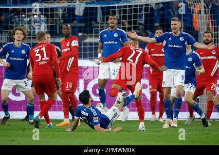 Gelsenkirchen, Deutschland, 1. Fussball Bundesliga 28. Spieltag FC Schalke 04 vs.Hertha BSC Berlin 5:2 am 14. 04. 2023 in der Veltins Arena auf Schalke in Gelsenkirchen Kevin-Prince BOATENG (HBSC) -5.v.re- foult Danny LATZA ( S04) 4.v.li.- Foto: Norbert Schmidt, Düsseldorf Stockfoto