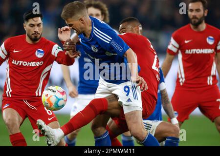 Gelsenkirchen, Deutschland, 1. Fussball Bundesliga 28. Spieltag FC Schalke 04 vs.Hertha BSC Berlin 5:2 am 14. 04. 2023 in der Veltins Arena auf Schalke in Gelsenkirchen Simon TERODDE(S04) 2.v.li.- und Kevin-Prince BOATENG (HBSC) 2.v.re.- Foto: Norbert Schmidt, Düsseldorf Stockfoto