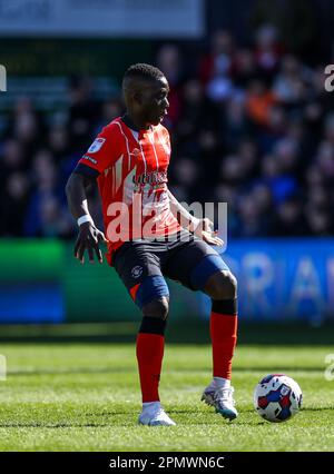 Luton Towns wunderbarer Nakamba während des Sky Bet Championship Spiels in der Kenilworth Road, Luton. Foto: Montag, 10. April 2023. Stockfoto