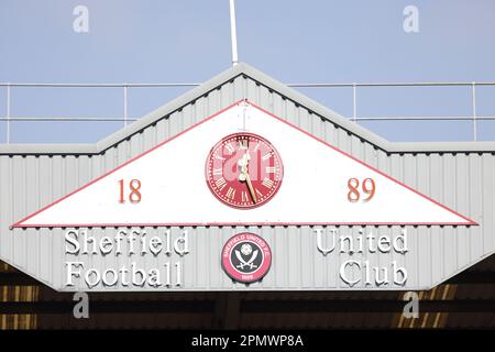 Ein Blick von innen auf eine Uhr im Stadion vor dem Sky Bet Championship Match in Bramall Lane, Sheffield. Foto: Samstag, 15. April 2023. Stockfoto