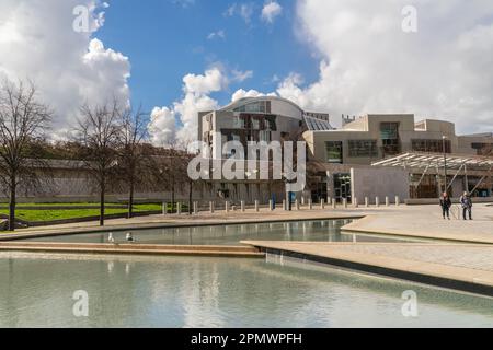 Edinburgh, Schottland, Vereinigtes Königreich, 12. April 2023 The Scottish Parliament Building at Holyrood Stockfoto