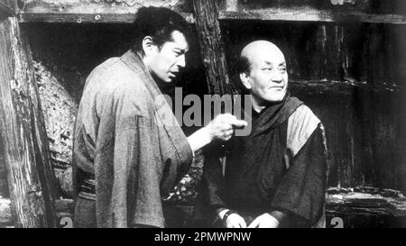 TOSHIRO MIFUNE und GANJIRO NAKAMURA in DEN UNTEREN TIEFEN (1957) -Originaltitel: DONZOKO-, Regie: AKIRA KUROSAWA. Kredit: Toho / Album Stockfoto