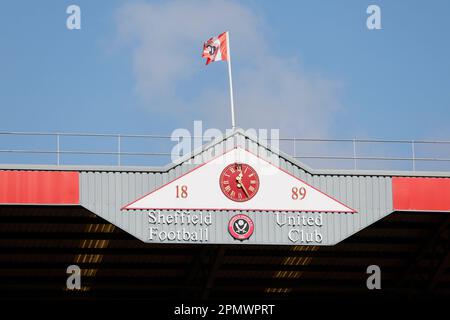 Ein Blick von innen auf eine Uhr im Stadion vor dem Sky Bet Championship Match in Bramall Lane, Sheffield. Foto: Samstag, 15. April 2023. Stockfoto