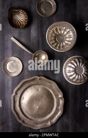 Verschiedene antike Gerichte im Vintage-Stil auf schwarzem Tafelbrett. Flach verlegt. Draufsicht. Speisekonzept. Dunkle Stimmungsfotografie. Stockfoto