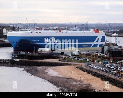 Der Autoträger „Blanco Ace“ verlässt das Nissan-Terminal am Hafen von Tyne und segelt von ihren Anlegestellen aus in die Nordsee. Bei North Shields. Stockfoto