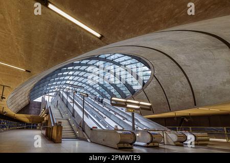 Rolltreppen an der Canary Wharf U-Bahn-Station Stockfoto