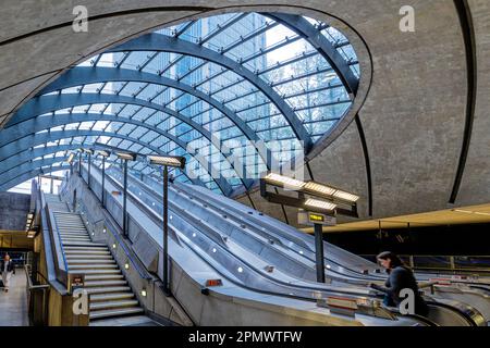 Rolltreppen an der Canary Wharf U-Bahn-Station Stockfoto