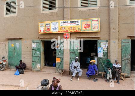 MALI, Djenne, Shoppen Sie mit Nestle-Werbung, wie Nescafe, Nido, Maggi, Marken des schweizer multinationalen Unternehmens Nestle und Lipton-Tee des Unternehmens Unilever/Laden mit Nestle Werbung für Produktmarken Maggi, Nido, Nescafe des Schweizer Konzern Nestle, sowie Werbung für Lipton Tee von Unilever Stockfoto