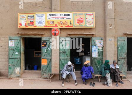 MALI, Djenne, Shoppen Sie mit Nestle-Werbung, wie Nescafe, Nido, Maggi, Marken des schweizer multinationalen Unternehmens Nestle und Lipton-Tee des Unternehmens Unilever/Laden mit Nestle Werbung für Produktmarken Maggi, Nido, Nescafe des Schweizer Konzern Nestle, sowie Werbung für Lipton Tee von Unilever Stockfoto