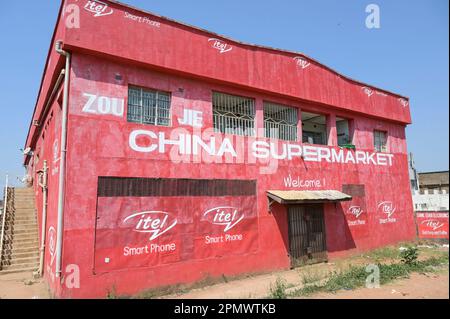 MALAWI, Mzuzu, Zou Jie China Supermarkt bietet Lebensmittel und billige chinesische Waren / China Supermarkt bietet billige chinesische Produkte an Stockfoto