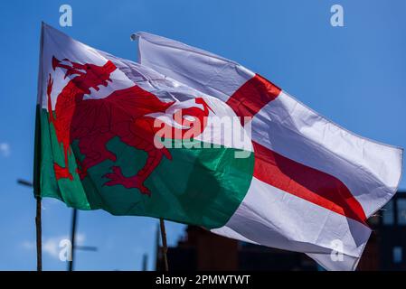 Allgemeiner Blick auf die Flaggen von England und Wales vor dem Spiel in der dritten Runde des TikTok Women's Six Nations, Cardiff Arms Park, Cardiff. Foto: Samstag, 15. April 2023. Stockfoto