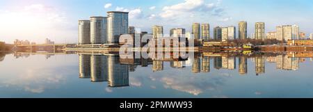 Panoramablick auf moderne Gebäude am Flussufer des Moskauer Viertels mit Reflexionen im Wasser Stockfoto