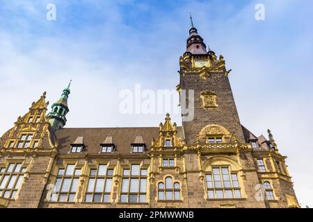 Fassade und Turm des Rathausgebäudes in Wuppertal Stockfoto