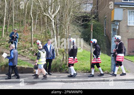 Mitglieder der Britannia Coconutters verarbeiten ihre nächste Aufführung bei der jährlichen Durchwanderung der Stadt Bacup, Lancashire am Ostersamstag Stockfoto