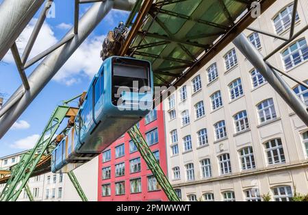 Panoramablick auf die Schwebebahn vor historischen Gebäuden in Wuppertal Stockfoto