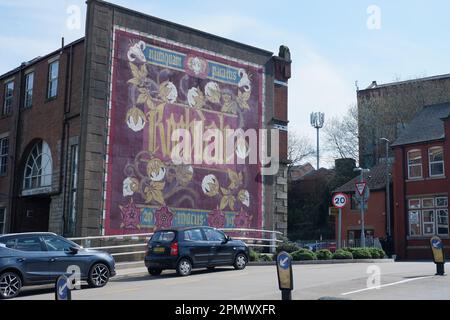 Großes Wandgemälde neben dem Waterside House vom Künstler Philth Blake, das 2019 im Rahmen des Rochdale Uprising Mural Festivals geschaffen wurde und Baumwollpflanzen zeigt Stockfoto