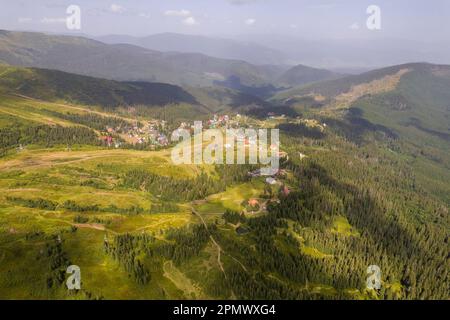 Grüner Wald mit Tannen und einer Wiese in der Nähe des Bergdorfes Dragobrat, Westukraine, Europa. Wunderschöne Natur der Karpaten auf A s Stockfoto