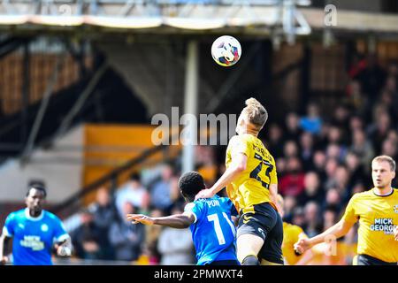 Michael Morrison (23 Cambridge United) leitet den Ball während des Spiels der Sky Bet League 1 zwischen Cambridge United und Peterborough im R Costings Abbey Stadium, Cambridge, am Samstag, den 15. April 2023. (Foto: Kevin Hodgson | MI News) Guthaben: MI News & Sport /Alamy Live News Stockfoto