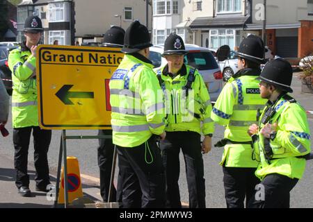 Tierschutzprotestierende in Liverpool, Merseyside, Vereinigtes Königreich. 15/04/2023. Grand National Meeting Aintree Demonstrationen & Opposition am Haupteingang der Aintree Rennbahn. Jedes Jahr führt FAACE in Aintree, Liverpool, eine Demonstration gegen das Grand National Pferderennen durch. Kredit; MediaWorldImages/AlamyLiveNews Stockfoto