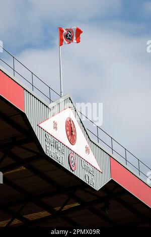 Ein Blick von innen auf eine Uhr im Stadion vor dem Sky Bet Championship Match in Bramall Lane, Sheffield. Foto: Samstag, 15. April 2023. Stockfoto