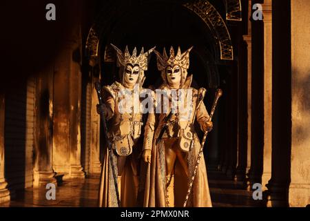 Karneval Venedig, Venedig Karneval, Carnevale di Venezia, Masken in Venedig, Maskerade Venedig, Masken mit Kostümen, Kleidern und schönen Frauen Stockfoto