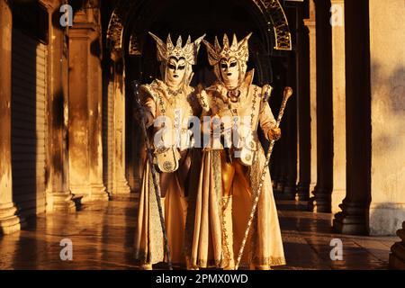 Karneval Venedig, Venedig Karneval, Carnevale di Venezia, Masken in Venedig, Maskerade Venedig, Masken mit Kostümen, Kleidern und schönen Frauen Stockfoto