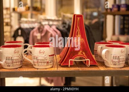 Geschenke und Souvenirs; Becher mit Pariser Straßenszene und Tabletts des Eiffelturms, erhältlich in einem Souvenirladen im Paris Hotel in Las Vegas, Nevada, USA. Stockfoto