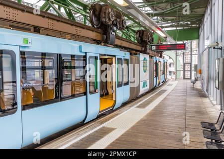 Einschienenbahn am Bahnsteig des Hauptbahnhofs in Wuppertal Stockfoto