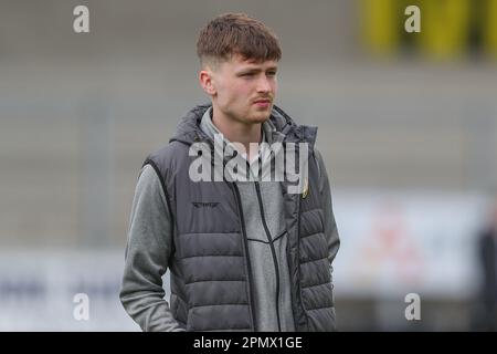 Burton Upon Trent, Großbritannien. 15. April 2023. Zac Ashworth #44 von Burton Albion trifft vor dem Sky Bet League 1 Spiel Burton Albion gegen Sheffield Mittwoch im Pirelli Stadium, Burton Upon Trent, Großbritannien, 15. April 2023 (Foto von Gareth Evans/News Images) in Burton Upon Trent, Großbritannien, am 4./15. April 2023 ein. (Foto: Gareth Evans/News Images/Sipa USA) Guthaben: SIPA USA/Alamy Live News Stockfoto